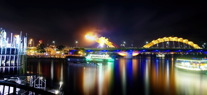 Cầu Rồng có hệ thống chiếu sáng cầu gồm 15.000 đèn LED khiến cây cầu rực sáng về đêm. Cây cầu này sẽ phun lửa và phun nước vào 21 giờ tối thứ bảy, chủ nhật và các ngày lễ lớn. 