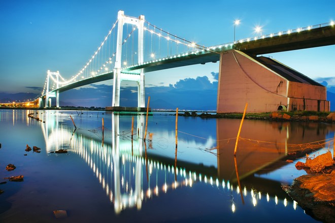 Cầu treo dây võng Thuận Phước  là đường nối liền thành phố với cảng biển Tiên Sa tuyệt đẹp. Đêm về, cầu Thuận Phước như một nàng công chúa mỹ miều, rực rỡ đèn in bóng xuống sông Hàn.