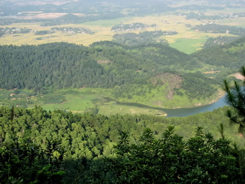 Núi Hàm Lợn có những đồi thông và đồi keo xanh mướt.
