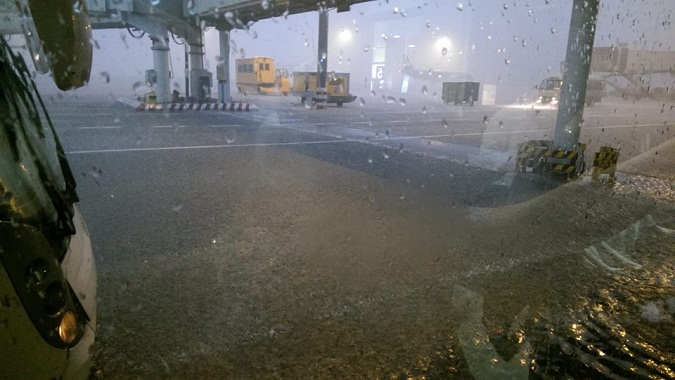 Các tuyến đường tại sân bay bị ngập nghiêm trọng
