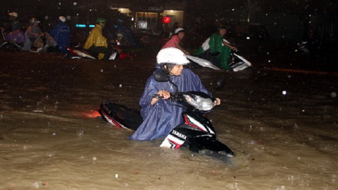 Nước ngập cả bánh xe trên đường Đồng Khởi.