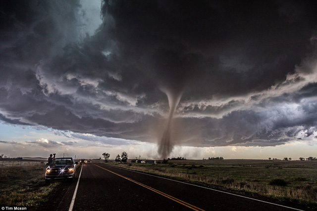 Khoảnh khắc cơn lốc xoáy ập tới thị trấn Wray, Colorado được nhiếp ảnh gia Tim Moxon lột tả gần như trọn vẹn qua ống kính của mình. Đây cũng là tác phẩm xuất sắc nhất của cuộc thi năm nay.