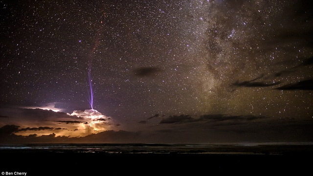 Sự tương phản rõ nét giữa dải ngân hà và tia chớp lóe sáng trên nền trời, được nhiếp ảnh gia Ben Cherry ghi lại. Hình ảnh chụp tại Punta Banco, Costa Rica.