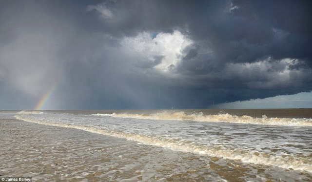 Tác phẩm của nhiếp ảnh gia James Bailey cũng đạt giải thưởng với hình ảnh của cơn bão ập tới cùng cầu vồng xuất hiện trên biển Covehithe.