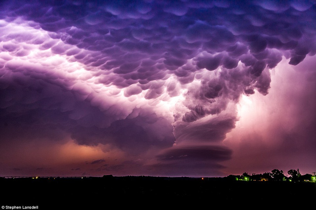 Nhiếp ảnh gia Stephen Lansdell là người chuyên “săn” các cơn bão. Ông từng theo đuổi bão ở Nebraska kể từ năm 1989. Năm 2013, ông đã ghi được bức hình này. Hình ảnh cho thấy cấu trúc xoắn ốc trong chu kỳ cuối của cơn bão. “Đó là khoảnh khắc ấn tượng nhất tôi được chứng kiến”, ông tâm sự.