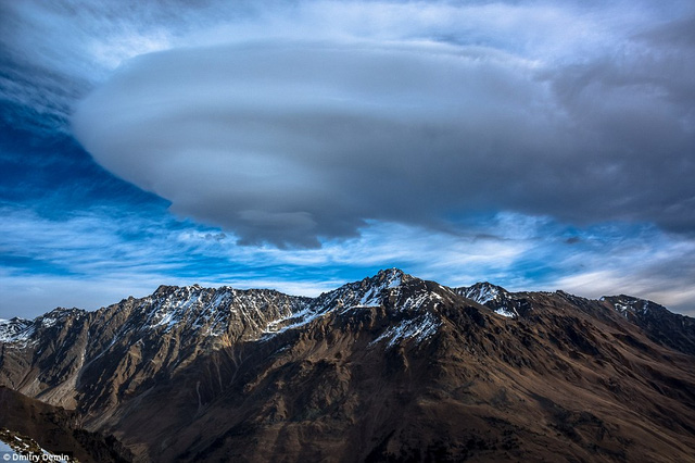 Hình ảnh đám mây khổng lồ lơ lửng trôi trên đỉnh núi như “vật thể bay không xác định”. Bức hình được nhiếp ảnh gia Dmitry Demin ghi được khi ngồi trên cáp treo lên núi Cheget Kabardino-Balkaria, Nga.