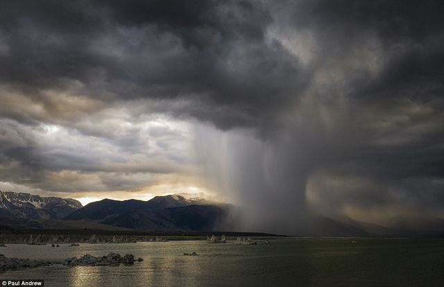Nhiếp ảnh gia Paul Andrew chụp được bức hình ấn tượng này tại hồ Mono ở California, Mỹ. Khoảnh khắc ghi lại một cơn bão đêm.