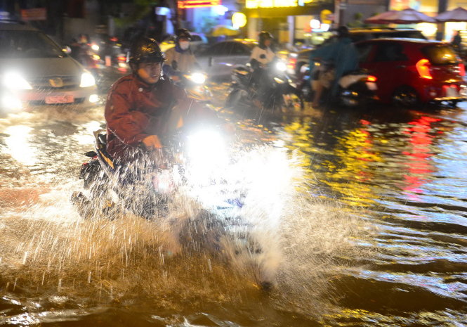 Đường Phan Xích Long, Quận Phú Nhuận bị ngập nặng.