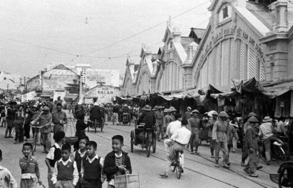 Chợ Đồng Xuân năm 1954. 