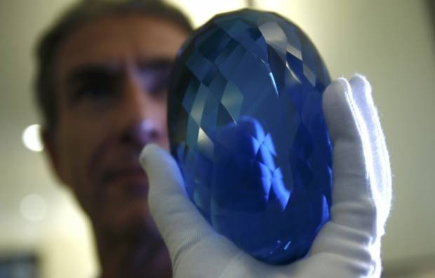 Video: Viên đá quý topaz màu xanh lớn nhất thế giới
