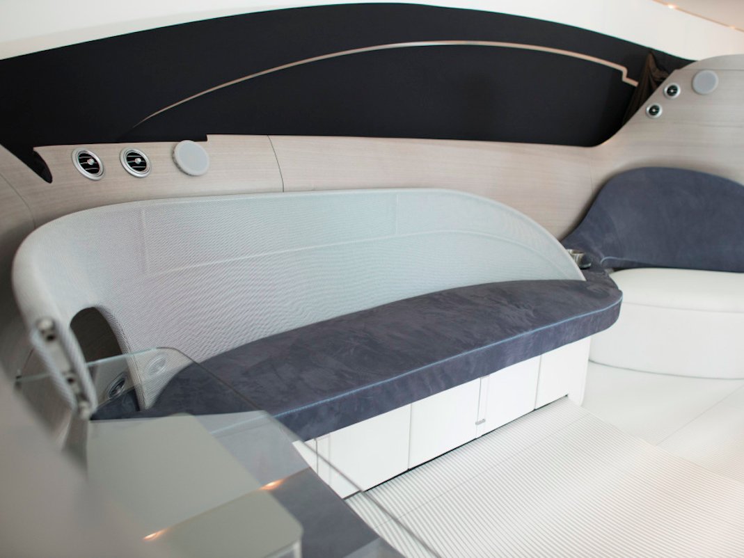 Giường và bàn bên trong du thuyền đều có thể gấp gọn khi cần thêm không gian trống.