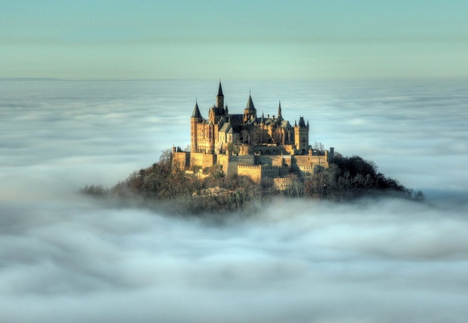 Lâu đài nằm trên đỉnh núi Hohenzollern, cao 2.800 m so với mực nước biển. Nơi đây từng là chỗ nghỉ của các vua Phổ.