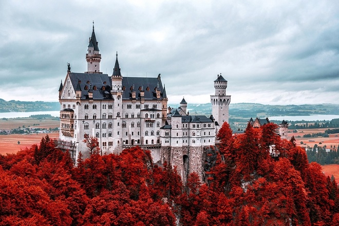 Giữa thế kỷ 19, vua Ludwig II ra lệnh cho xây dựng tòa lâu đài có tên Neuschawanstein. Kiệt tác này của nước Đức đã tạo cảm hứng để Disneyland thiết kế ra lâu đài cho nàng công chúa ngủ trong rừng (Sleeping Beauty) của mình.