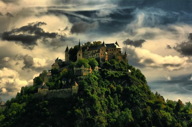 Tòa lâu đài được xây ở độ cao 160 m. Vào những ngày quang đãng, không mây, du khách có thể chiêm ngưỡng vẻ đẹp của công trình có từ thời trung cổ này từ khoảng cách 30 km.