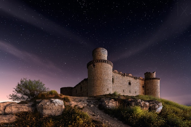 Lâu đài CastillodeSanServando nằm ở tỉnhToledo,Tây Ban Nha và được một quý tộc địa phương xây dựng vào thế kỷ 15. Các lâu đài ở Tây Ban Nha được xây dựng với mục đích phòng thủ. Ngày nay,  khoảng 2.500 lâu đài ở quốc gia này có hình dáng giống pháo đài.   