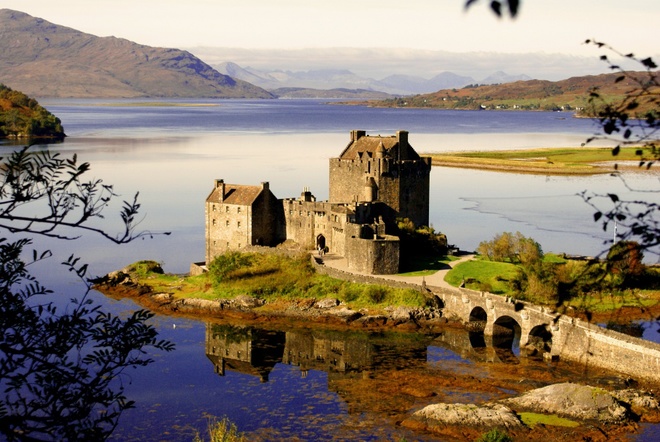 Lâu đài nằm trên một hòn đảo ở Loch Duich, là một trong những điểm đến lãng mạn nhất Scotland. Nơi đây nổi tiếng với các huyền thoại, là điểm đến cho nhiều nhà làm phim.