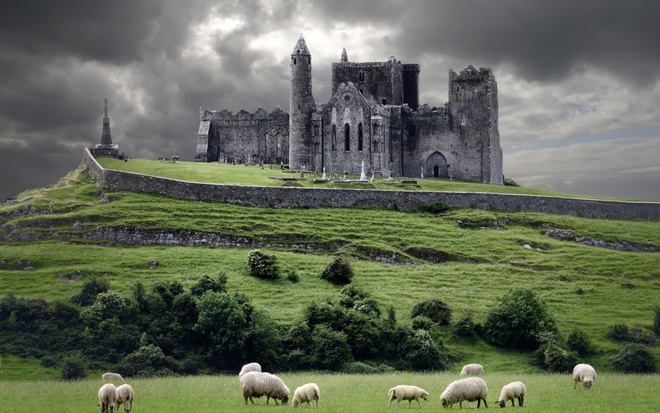 Khung cảnh tuyệt đẹp xung quanh The Rock of Cashel khiến không ít du khách cho biết họ có cảm tưởng như mình đang lạc vào Ireland của những ngày xa xưa, với không gian thật yên bình. Nơi đây từng là chỗ ở của các vị vua Ireland và là điểm giảng đạo của thánh Patrick vào thế kỷ thứ 5.