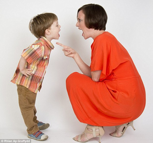 Cha mẹ thường chỉ trích khuyết điểm của con ở trước mặt người khác làm cho trẻ nghĩ mình là đồ bỏ đi