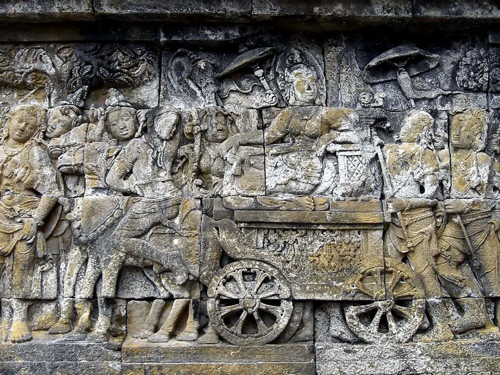 Các vách tường 6 tầng dưới của Borobudur đều được phủ kín phù điêu, chạm trổ rất công phu, mô tả về cuộc đời của đức Phật, các bồ tát và các anh hùng đã giác ngộ Phật pháp, cũng như các giáo lý của đạo Phật