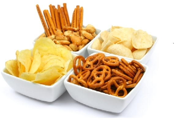 Ăn nhiều đồ ăn vặt, chế biến sẵn và các loại thực phẩm có hàm lượng đường cao khiến da dễ bị mọc mụn