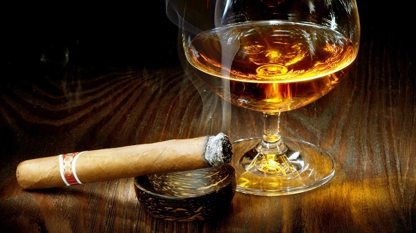 Hút thuốc, uống rượu không chỉ nguy hại cho sức khỏe thân thể mà còn khiến da mặt nhanh lão hóa, sớm già.