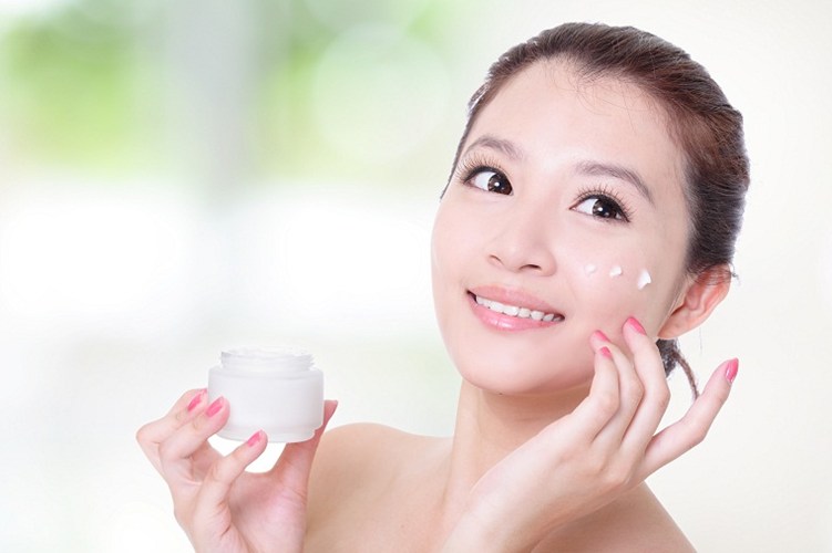 Thường xuyên trang điểm nhưng không vệ sinh da mặt sạch sẽ cũng là một cách khiến da mặt nhanh lão hóa, xấu đi.
