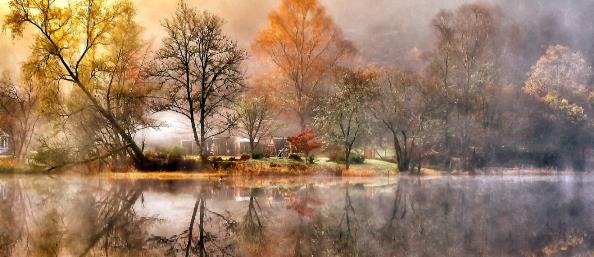 Màu sắc tinh tế ở Scotland Loch Ard trong một buổi sáng mùa thu. Sương mùa nhòe nước khiến cảnh vật trông như một bức tranh vẽ tuyệt đẹp