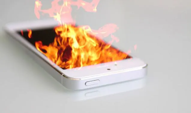 Tốt nhất hãy tránh xa điện thoại đang bốc cháy