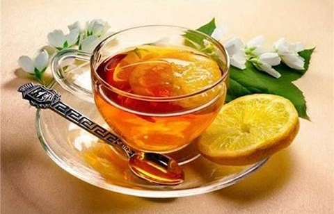 Uống chanh và mật ong vào sáng sớm giúp bạn thải độc và cung cấp vitamin C cho cơ thể.