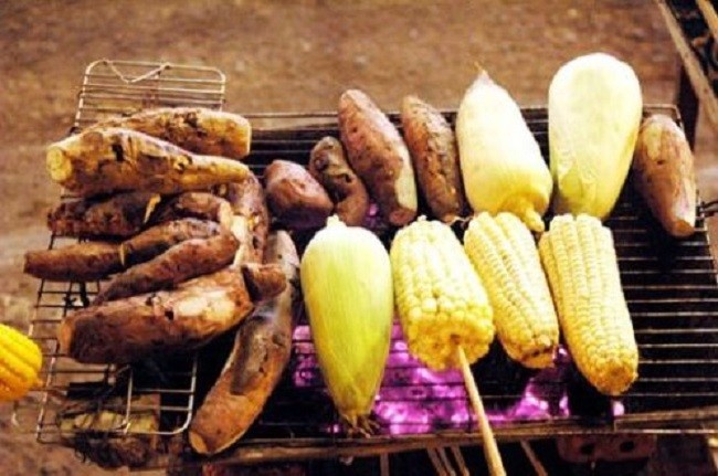 Khoai, ngô nướng được xem là đặc sản mùa rét ở SaPa