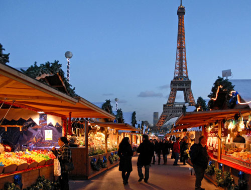 Chợ Giáng sinh ở Paris lung linh ánh điện về đêm.