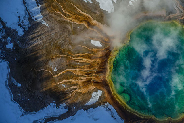 14. Màu sắc huyền ảo trong Grand Prismatic Spring ở Yellowstone khi vi khuẩn phát triển mạnh trong vùng nước nóng.