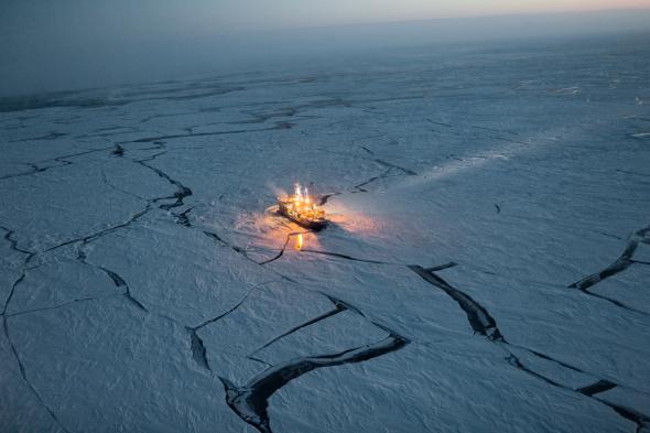16. Để theo dõi những thay đổi trong băng trên biển, các tàu nghiên cứu Na Uy Lance trôi cùng với nó trong năm tháng trong năm 2015, trên một chuyến đi hiếm từ Arctic mùa đông vào mùa xuân.