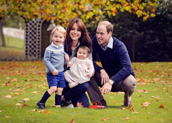 Vợ chồng Hoàng tử William và Công nương Kate rạng rỡ bên hai con, Hoàng tử George và Công chúa Charlotte trong tấm thiệp Giáng sinh mới được công bố. Bức ảnh được chụp trong điện Kensington cuối tháng 10/2015.