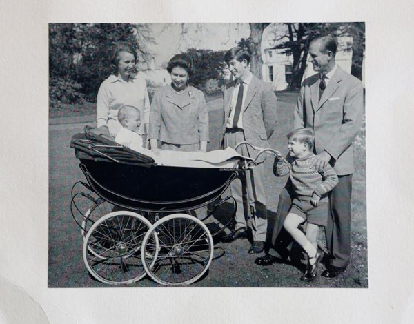 Nữ hoàng Elizabeth II cùng Hoàng thân Philip và các con, Công chúa Anne, Hoàng tử Edward, Thái tử Charles và Hoàng tử Andrew trong thiệp giáng sinh năm 1965. Lúc này hoàng tử Edward đang ngồi trong xe nôi và mới được một tuổi.