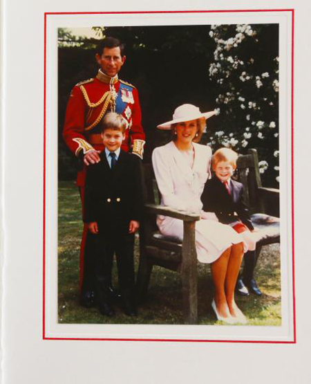 Hoàng tử William và Harry trông ra dáng trong bộ vest đen, thắt cà vạt, tươi cười bên bố mẹ, Thái tử Charles và Công nương Diana. Tấm thiệp được công bố nhân Giáng sinh 1989.