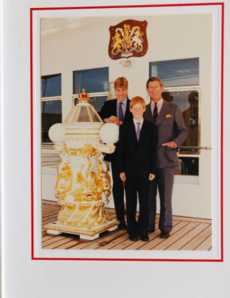 Thiệp giáng sinh năm 1997 của Thái tử Charles và hai con trai. Lúc này Hoàng tử William 15 tuổi, còn Harry 13 tuổi. Bức ảnh được chụp chỉ một thời gian ngắn sau khi Công nương Diana qua đời trong một tai nạn xe hơi.