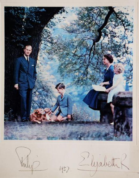 Tấm thiệp Giáng sinh năm 1957 của gia đình 4 người Nữ hoàng Elizabeth II được chụp trong khung cảnh nên thơ, lãng mạn.