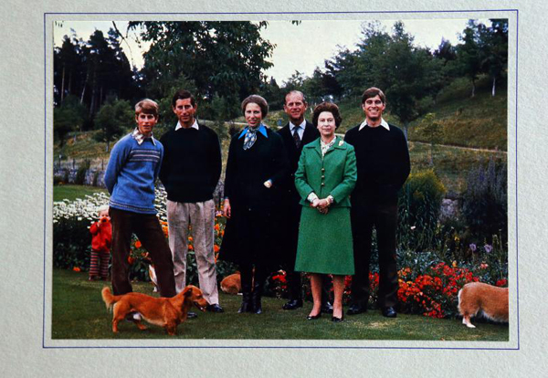 Thiệp giáng sinh 1979 của gia đình hoàng gia, khi 4 con của vợ chồng nữ hoàng đều đã trưởng thành.