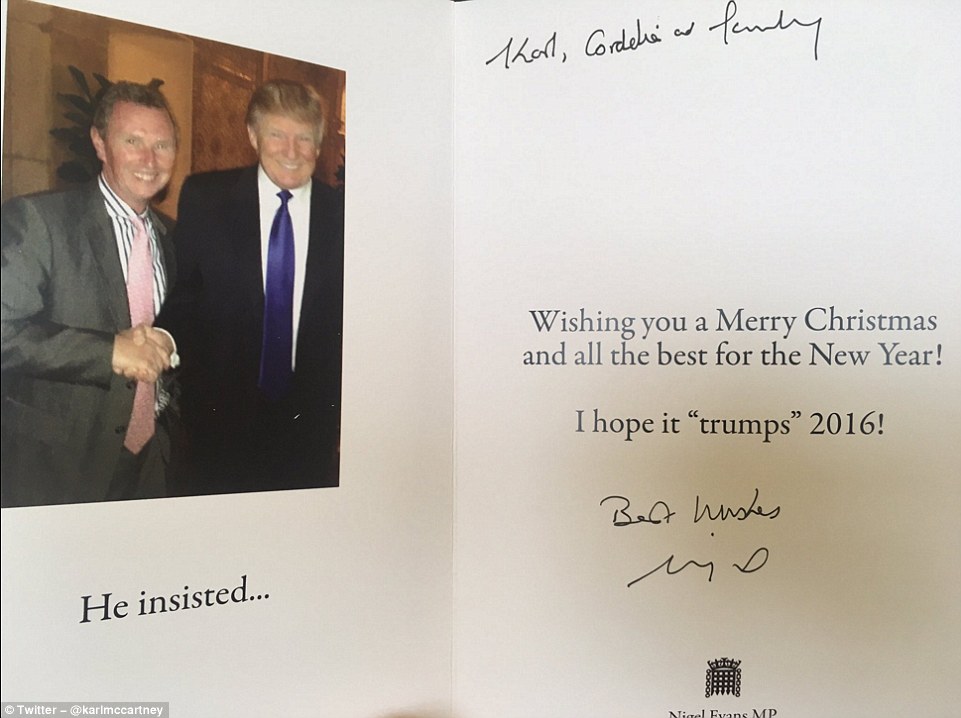 Thiệp Giáng sinh của Nghị sỹ Đảng Bảo thủ, Nigel Evans với bức ảnh bắt tay tổng thống mới đắc cử Donal Trump được chụp 4 năm trước
