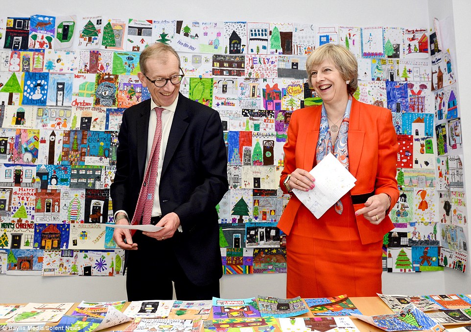 Thủ tướng Theresa May và chồng đang chọn người chiến thắng giữa 600 bức tranh tham gia cuộc thi thiệp Giáng sinh của bà