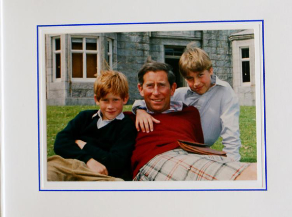 Trong tấm thiệp năm 1993, chỉ có Thái tử Charles bên hai con trai, không còn sự xuất hiện của Công nương Diana xinh đẹp nữa.