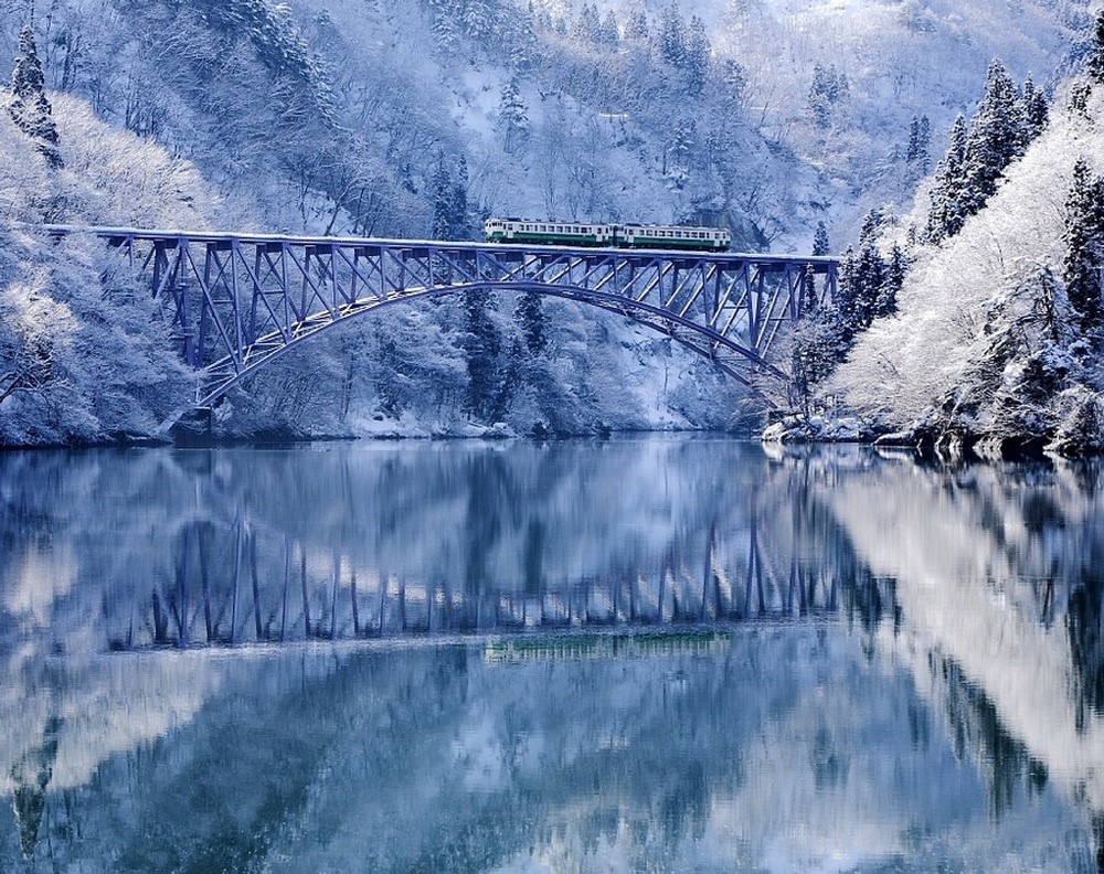 Sông Tadami ở Nhật Bản có cây cầu sắt soi bóng giữa khung cảnh đẹp như trong phim hoạt hình.