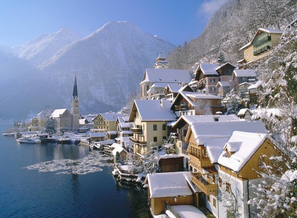 Ngôi làng cổ Hallstatt (Áo) càng trở nên xinh đẹp trong mùa đông.