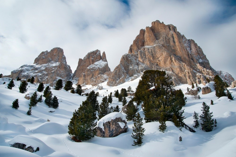 Dãy núi Dolomites hùng vĩ nổi bật trên nền tuyết trắng ở Italy.