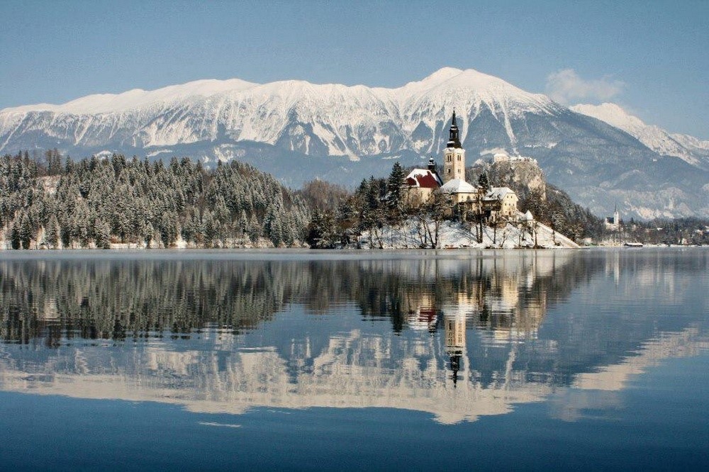 Hồ Bled (Slovenia) là điểm tham quan hút khách vào mùa thu và mùa đông.
