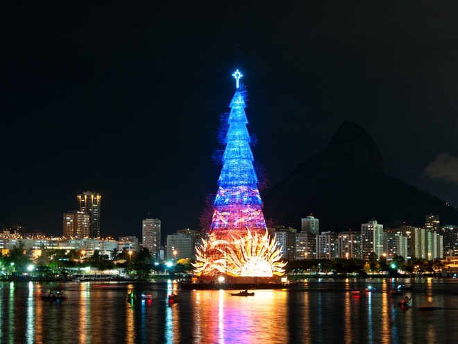Cây thông cao 85 m bằng khung kim loại được dựng nổi trên đầm Rodrigo de Freitas lập kỷ lục Guinness là cây nổi lớn nhất thế giới. Đèn màu sẽ được thắp sáng trên cây vào mỗi tối trong suốt kỳ Giáng sinh. Đây cũng là nơi thành phố Rio de Janeiro tổ chức bắn pháo hoa mừng năm mới. 