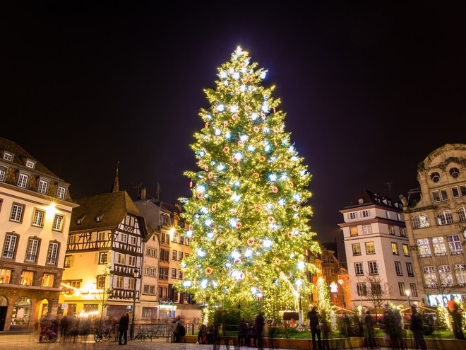 Khu chợ Giáng sinh đầu tiên ở Strasbourg được cho là tổ chức vào năm 1570. Người dân nơi đây đã tổ chức lễ hội lớn nhất năm này tại quảng trường trung tâm kể từ đó và không thể thiếu cây thông Noel. 