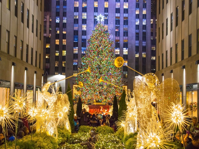 Một trong những cây thông Noel nổi tiếng nhất thế giới nằm tại trung tâm Rockefeller với hơn 50.000 chiếc đèn LED. Năm nay, cây thông cao 28 m được lấy từ thành phố Oneonta, phía nam hạt Otsego thuộc bang New York.  