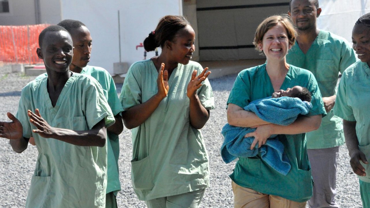 Người dân Guinea vui mừng sau tuyên bố hết dịch Ebola 